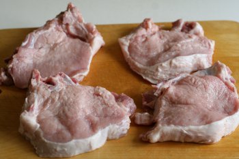 подготовить свинину из реберной части (корейку), разрезать на порционные куски