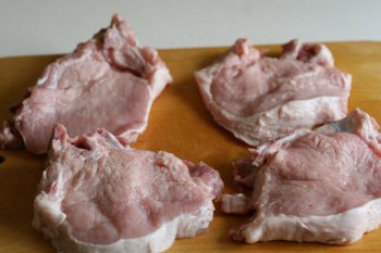 подготовить свинину на косточке из реберной части (корейка)