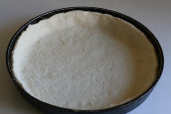 положить тесто в смазанную маслом форму, сделав бортики высотой 3-4 см