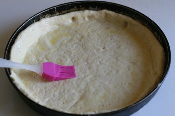 дать тесту полную расстойку, затем смазать яйцом, проколоть тесто в нескольких местах и поставить в разогретую до 220° духовку
