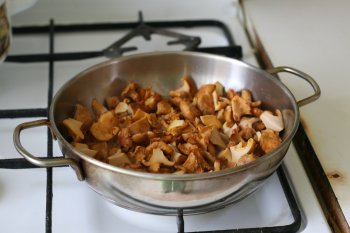 положить грибы на разогретую сковороду
