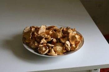 свежие грибы лисички тщательно перебрать, помыть
