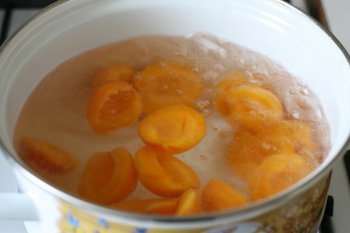 в сироп положить абрикосы и довести до кипения