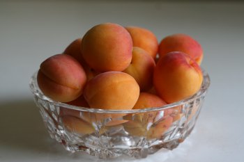 подготовить абрикосы, помыть их