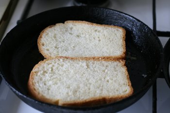 белый хлеб обжарить на сливочном масле