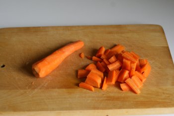 морковь почистить, нарезать на небольшие кусочки