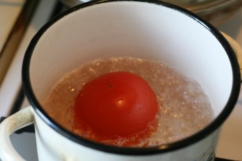 помидоры отварить 2-3 минуты, чтобы легко снять шкурку