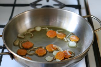 в сковороде слегка обжарить морковь с луком