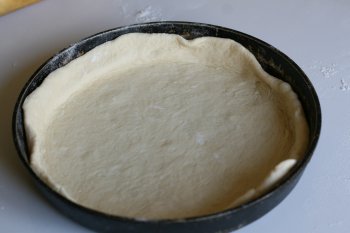 положить тесто на смазанную маслом форму