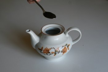 фарфоровый чайник ополоснуть кипятком, залить на треть водой и подготовить чай
