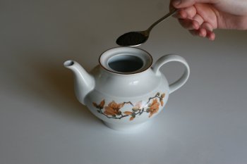 фарфоровый чайник ополоснуть кипятком, подготовить чай