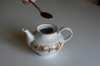 заварочный чайник ополоснуть кипятком и приготовить чай