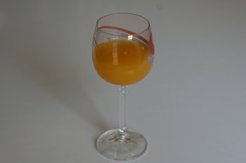 в бокал влить фруктовый сок