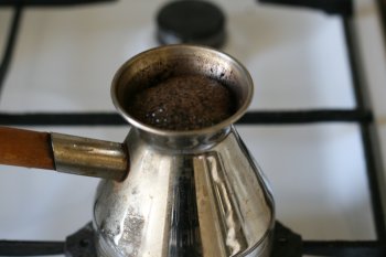 довести до кипения, не кипятить, после этого в готовый кофе всыпать вторую порцию кофе, довести до кипения, дать настояться и процедить
