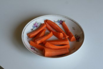 туда же положить нарезанную морковь и варить до пюреобразного состояния