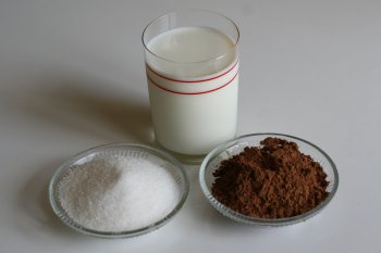 приготовить продукты для какао: какао-порошок, сахар и молоко