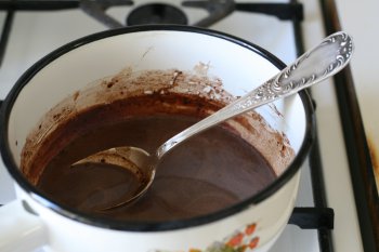 развести какао в небольшом количестве горячего молока, растереть, чтобы не было комочков