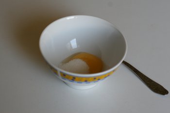 растереть яичный желток с сахаром