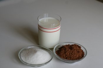 подготовить какао-порошок, сахар и молоко