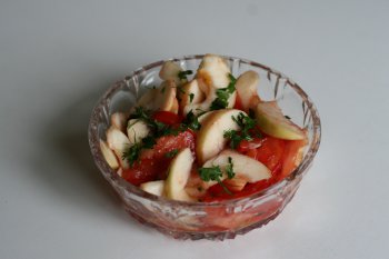 145. Салат из свежих помидоров и яблок