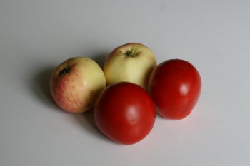 приготовить свежие помидоры и яблоки