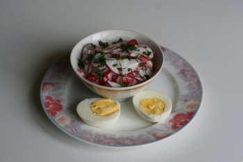 147. Салат из редиса с яйцом в сметане