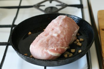 на свиной жир положить мясо для обжарки