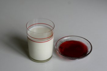приготовить свежее молоко и любой сироп или фруктовый сок