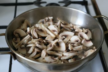 положить грибы на сковороду с маслом
