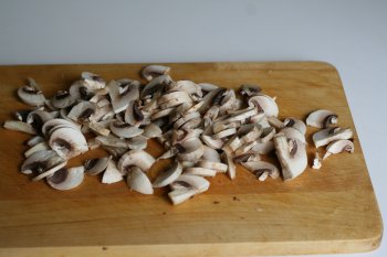 грибы отварить 2-3 минуты, затем нарезать тонкими ломтиками