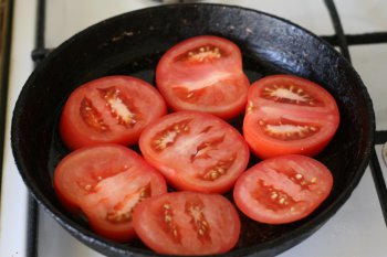 помидоры нарезать кружками и обжарить с обеих сторон
