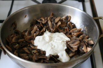 добавить в грибы сметанный соус, потушить