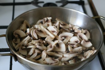 положить грибы на смазанную маслом сковороду