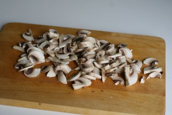 свежие грибы помыть, перебрать и нарезать тонкими пластинками
