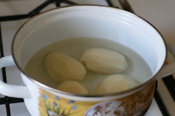 сварить картофель в подсоленной воде