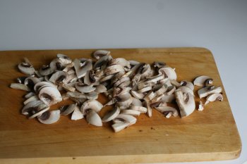 свежие грибы помыть, нарезать небольшими ломтиками