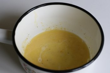 желток яйца растереть со сливочным маслом, добавить бульон и нагреть, но не кипятить