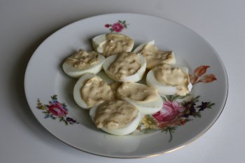 наполнить половинки яиц массой из сметаны и горчицы
