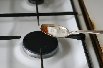для приготовления жженки можно насыпать сахар в ложку и подержать над огнем