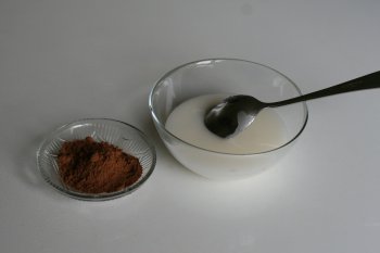 для приготовления шоколадной помады нужно к основной помаде добавить какао порошок, жженый сахар и ванильную пудру