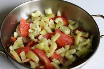 положить перец к мясу с луком и помидорами