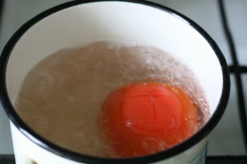 опустить помидор в кипящую воду на 1-2 минуты для снятия кожицы