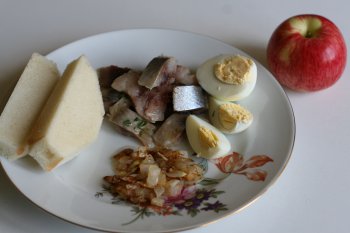 подготовить продукты для прокручивания на мясорубке: сельдь, хлеб, обжаренный лук, яйца, яблоко