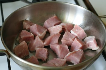 обжарить мясо на сковороде с жиром