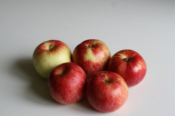 приготовить яблоки, помыть их