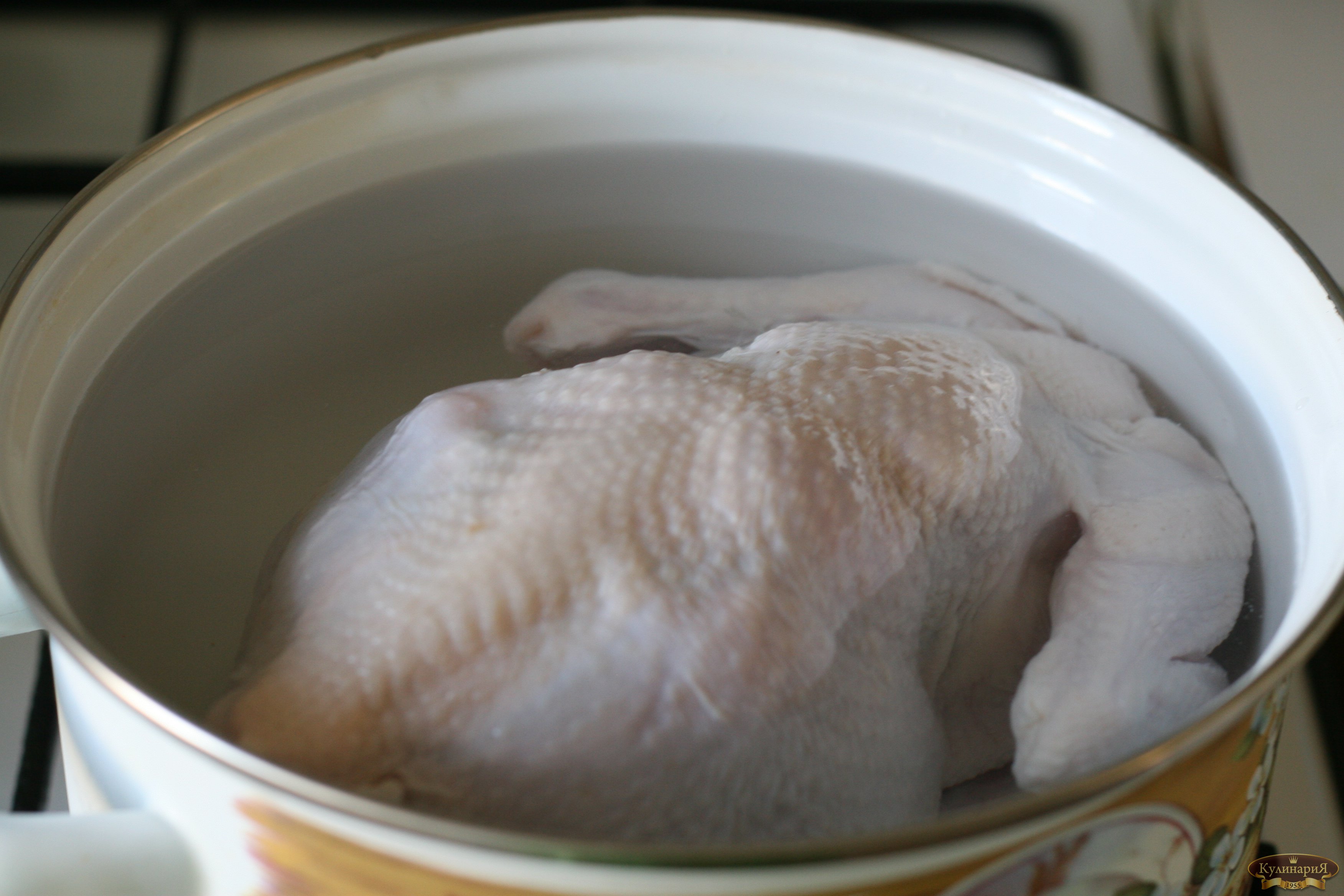Сколько варить курицу после закипания воды. Курица в кастрюле. Варка курицы. Тушка куриная в кастрюле. Курица варится.