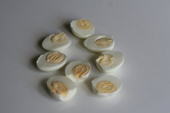правильно сваренные яйца не должны иметь синеватого оттенка вокруг желтка