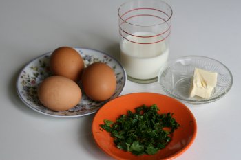 для приготовления яичной кашки потребуется: яйца, молоко, сливочное масло, зелень