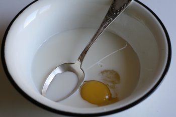 для приготовления гренок в миске развести молоко с яйцом, посолить и добавить сахар