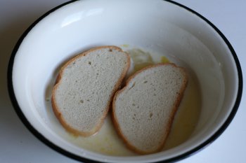 нарезать белый хлеб и опустить в молочную смесь